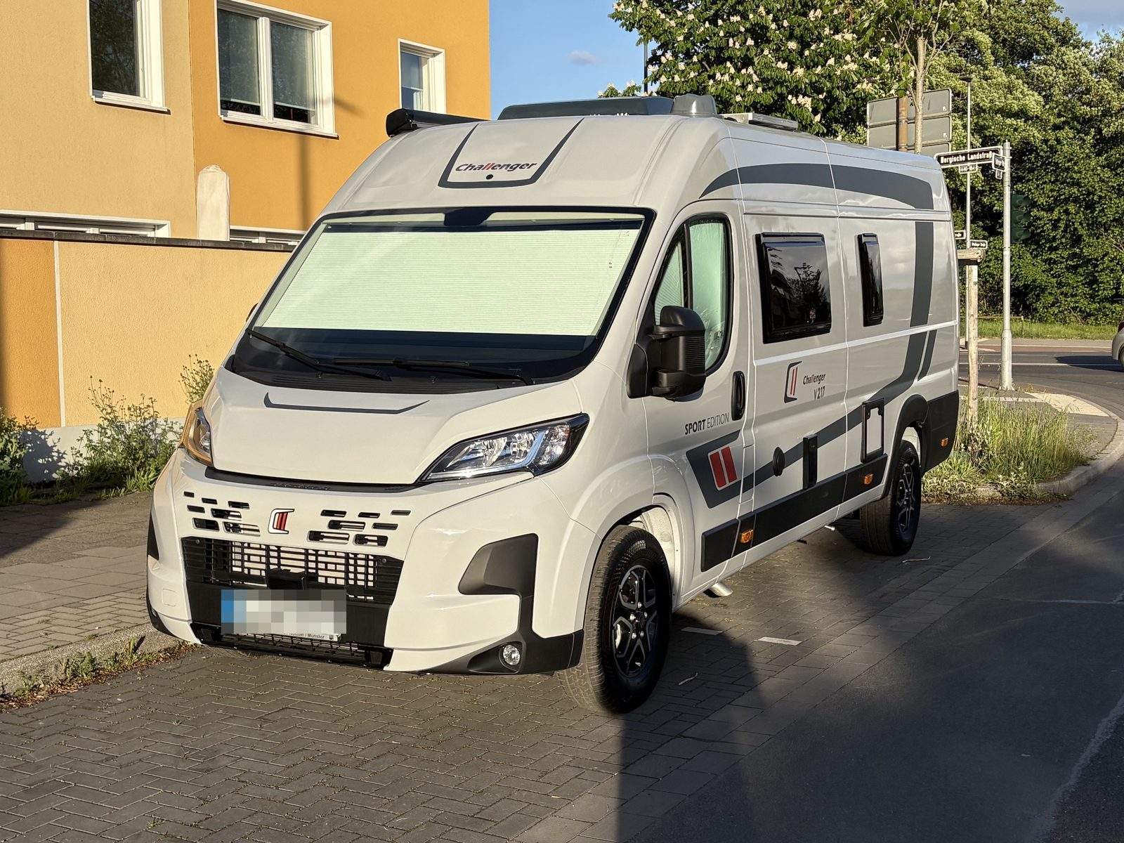 Challenger V217 Sport Edition Wohnmobil von außen geparkt